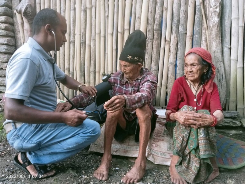 ९७ वर्षीय थापा दम्पतीको घरमै पुगेर स्वास्थ्य परीक्षण